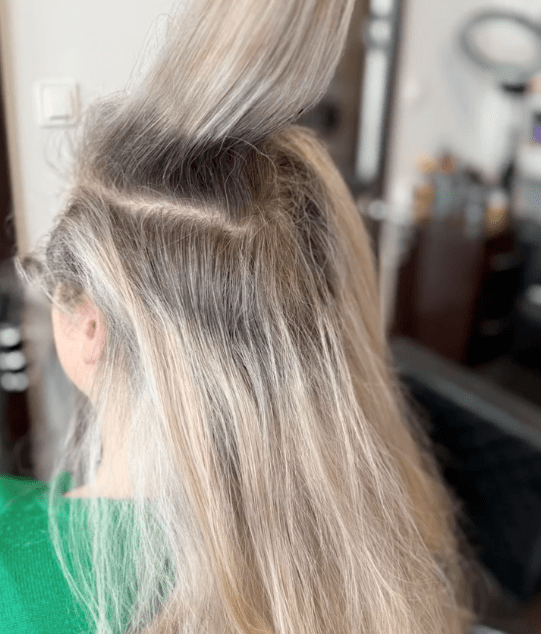 U klientki rozjaśniłam odrost, zregenerowałam, wytonowałam i skróciłam o kilka centymetrów&nbsp;włosy.