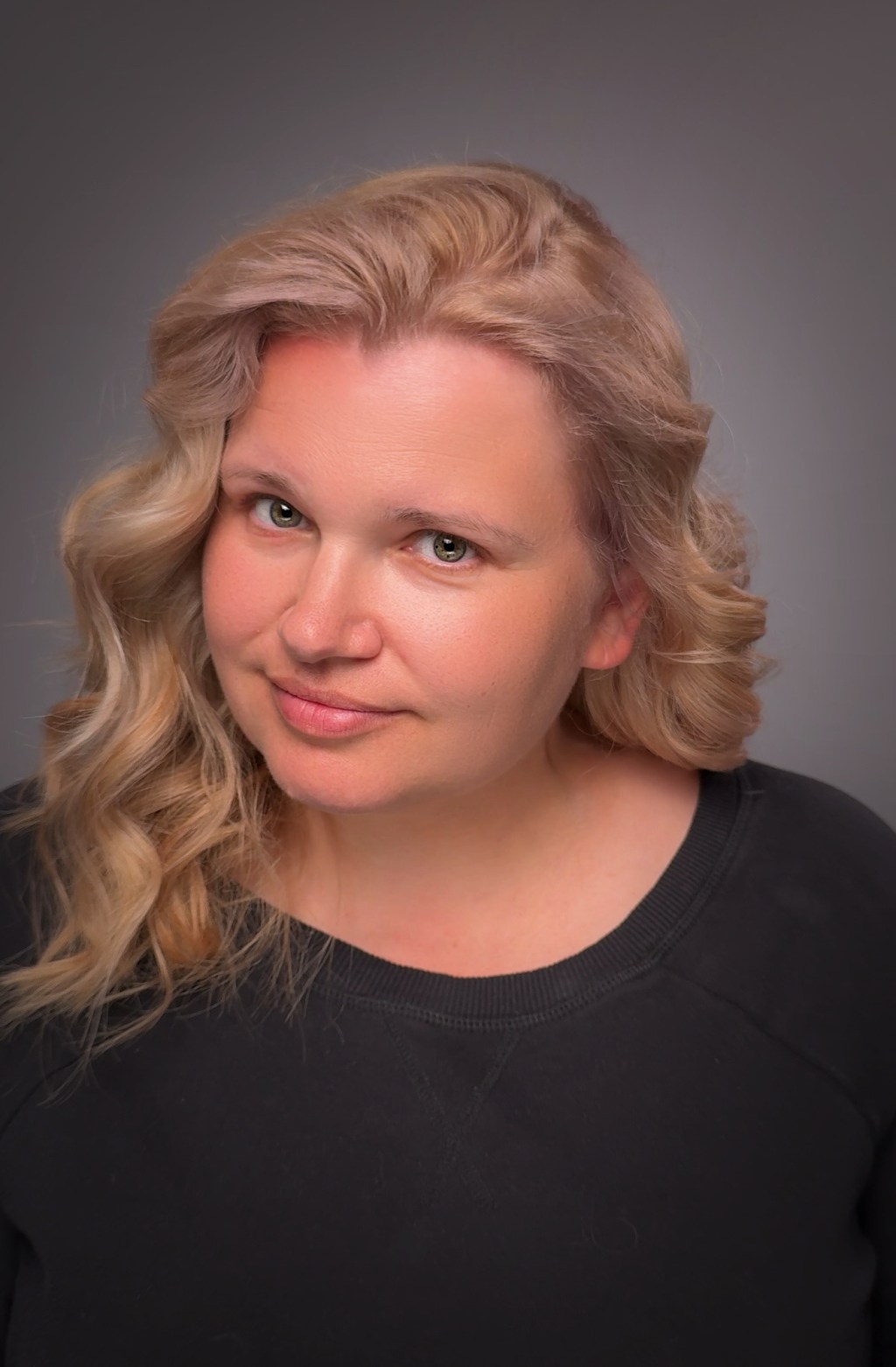 Wykonałam wielowymiarową koloryzację blond w chłodno-beżowej tonacji, z efektem miękkiego rozświetlenia i naturalnych przejść kolorystycznych. Bazę delikatnie schłodziłam, neutralizując ciepłe refleksy, jednocześnie pozostawiając włosom świetlistość i subtelny połysk.