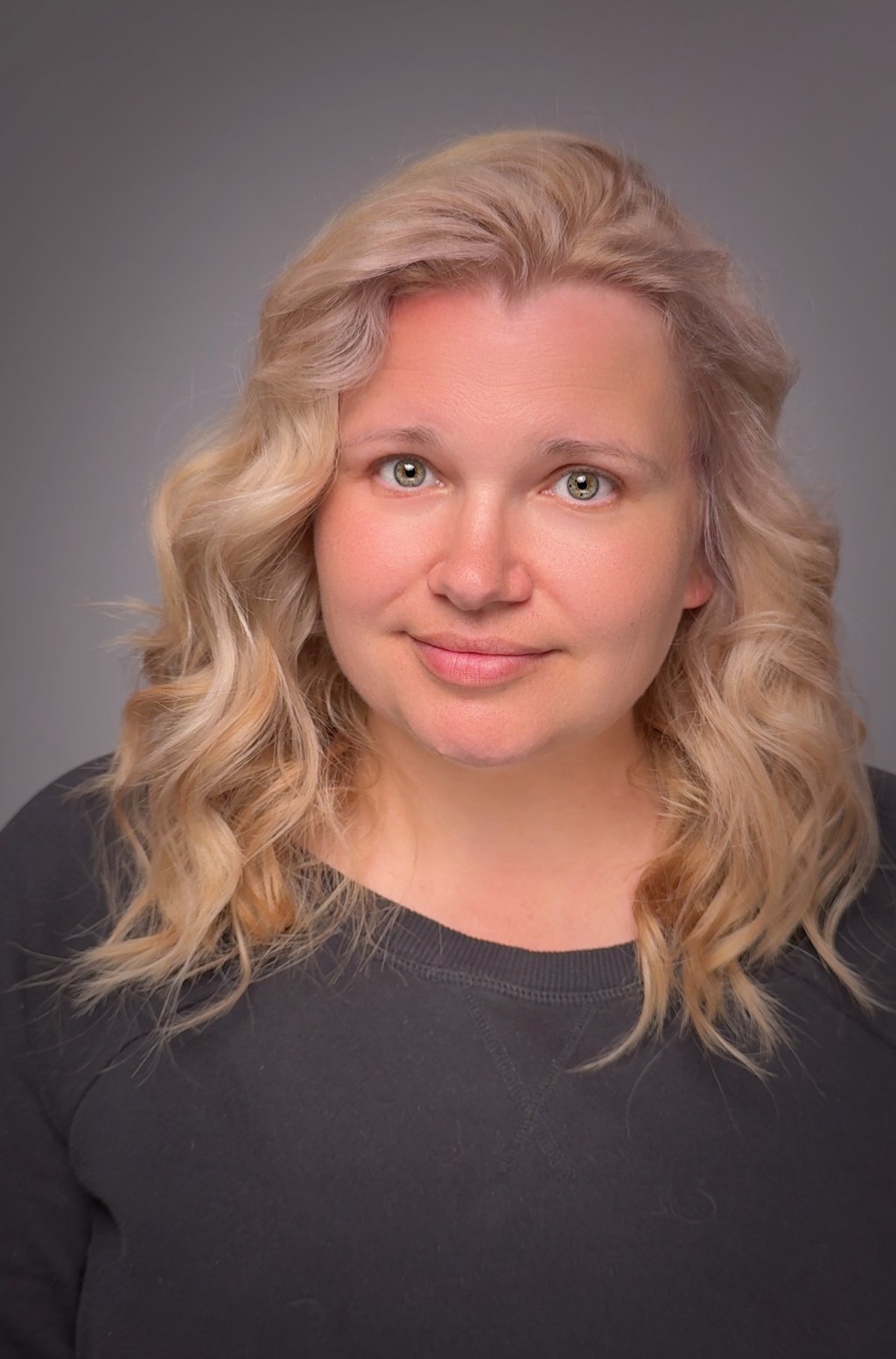 Wykonałam wielowymiarową koloryzację blond w chłodno-beżowej tonacji, z efektem miękkiego rozświetlenia i naturalnych przejść kolorystycznych. Bazę delikatnie schłodziłam, neutralizując ciepłe refleksy, jednocześnie pozostawiając włosom świetlistość i subtelny połysk.